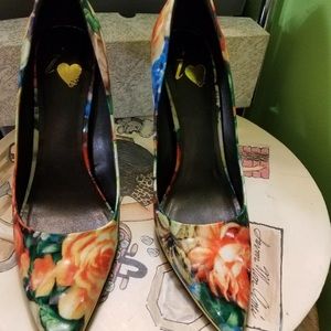 Heels with floral pattern